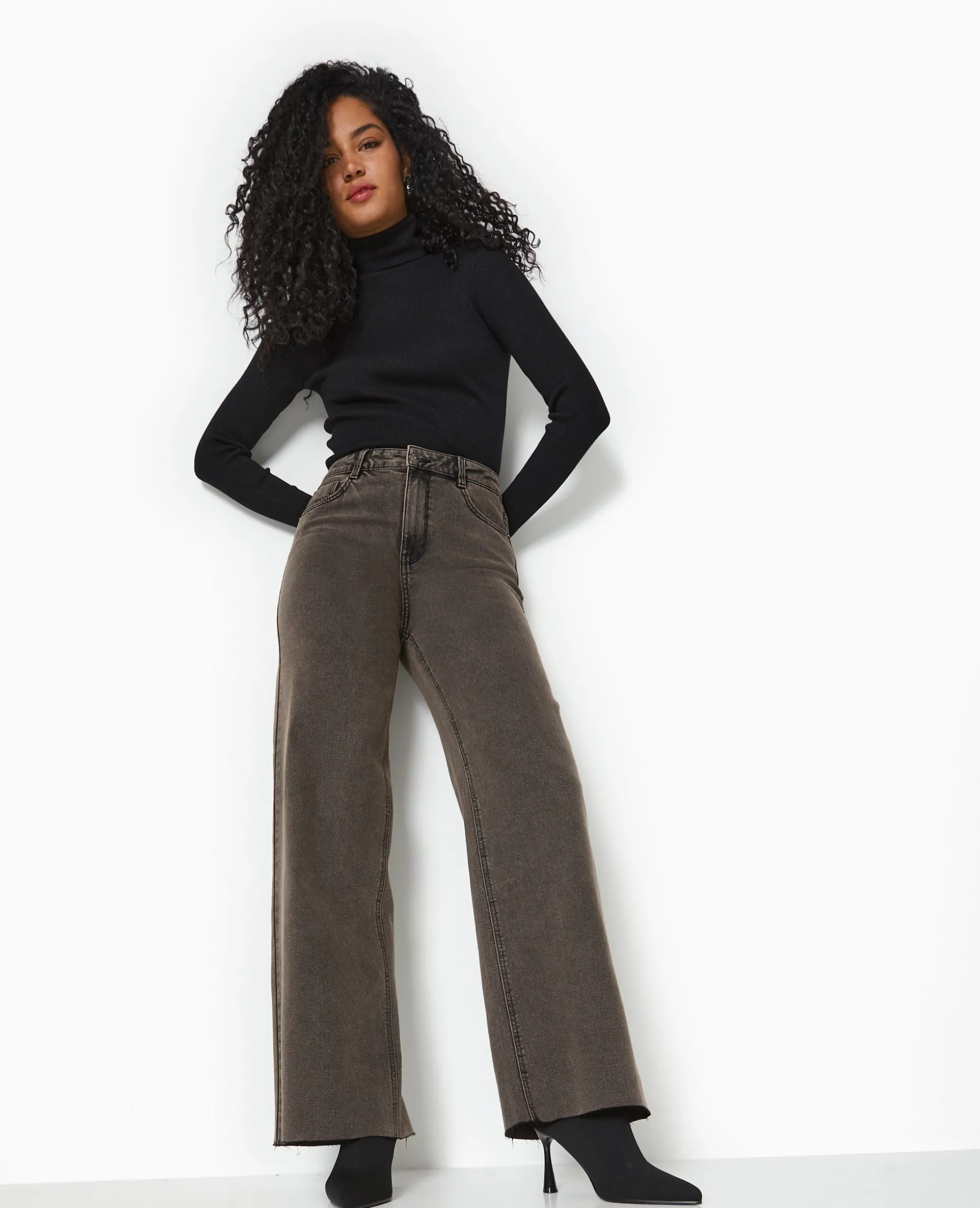 Jean Wide Taille Haute Avec Bas Coupés - Marron