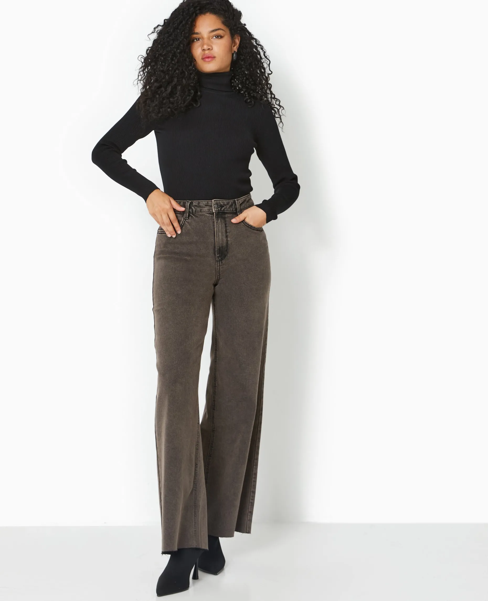 Jean Wide Taille Haute Avec Bas Coupés - Marron