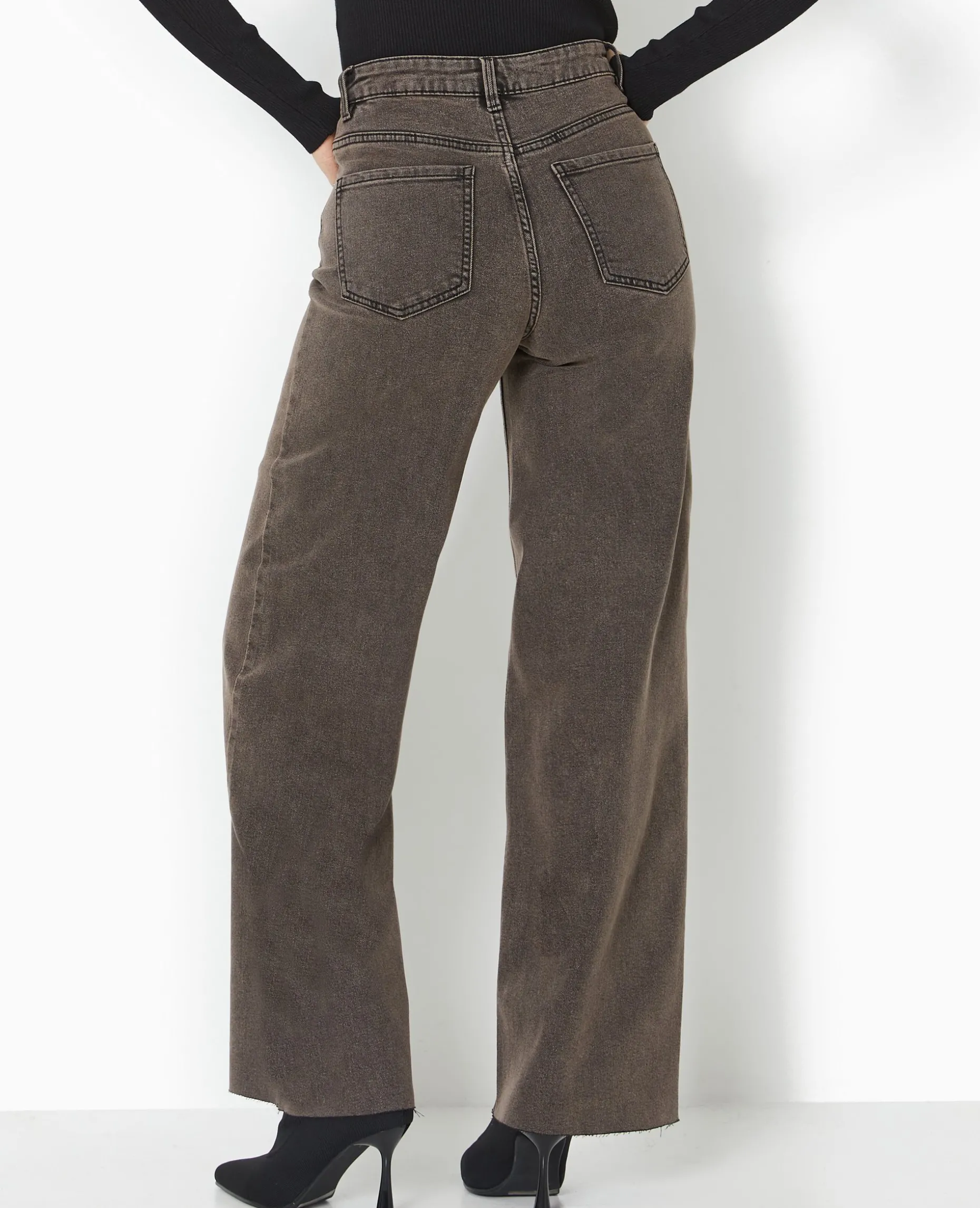 Jean Wide Taille Haute Avec Bas Coupés - Marron